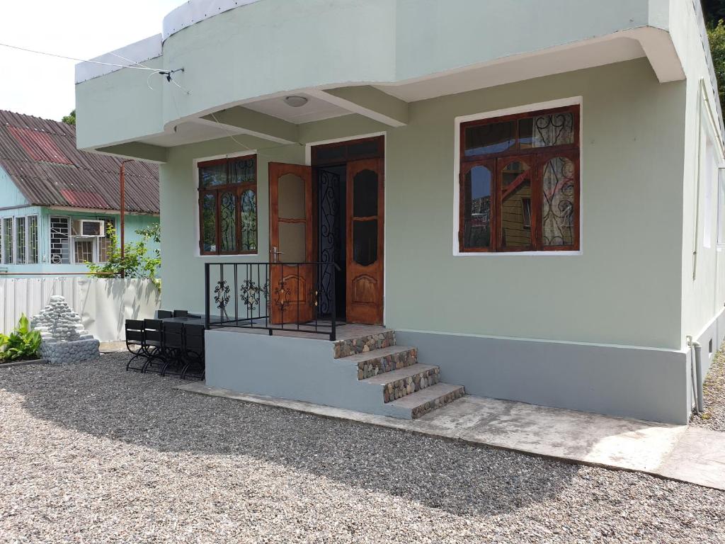 高尼奥Holiday Home in Gonio的白色的房子,前门和楼梯
