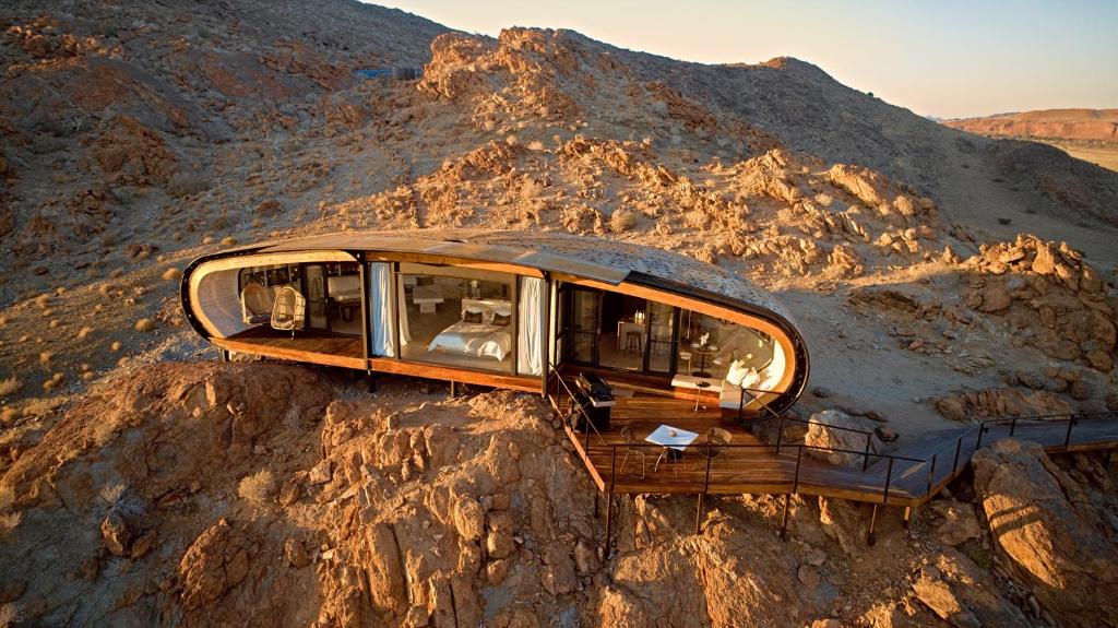 索利泰尔Desert Whisper的坐在山顶的公共汽车