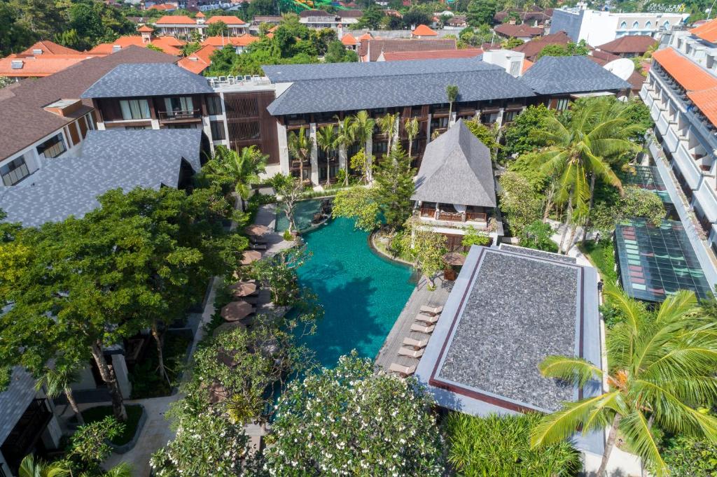 库塔Ramayana Suites and Resort的享有带游泳池的度假村的空中景致