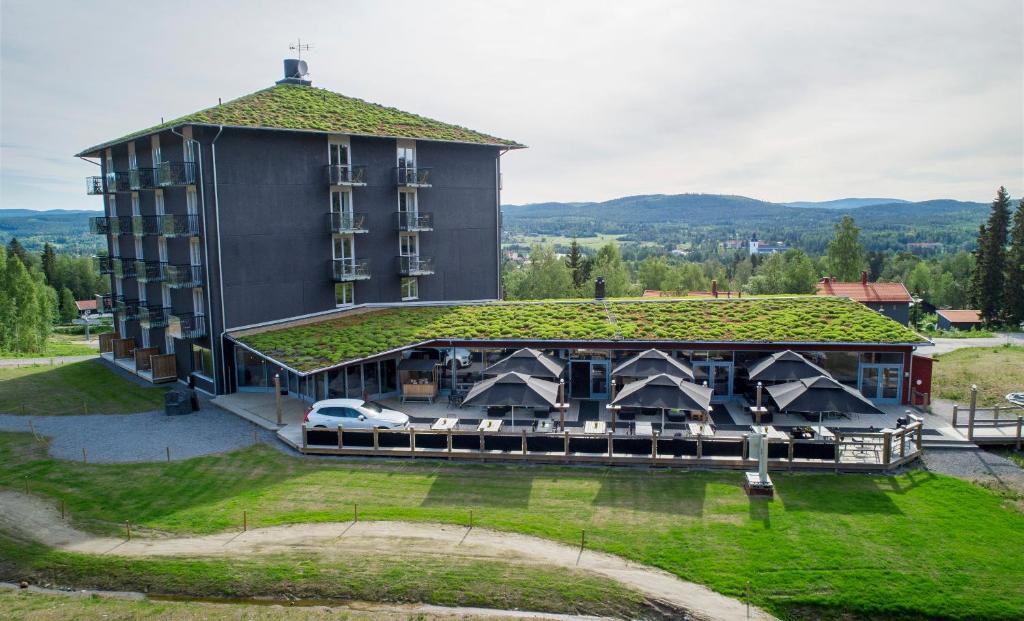 耶尔夫瑟Bergshotellet的享有建筑的空中景致,设有绿色屋顶