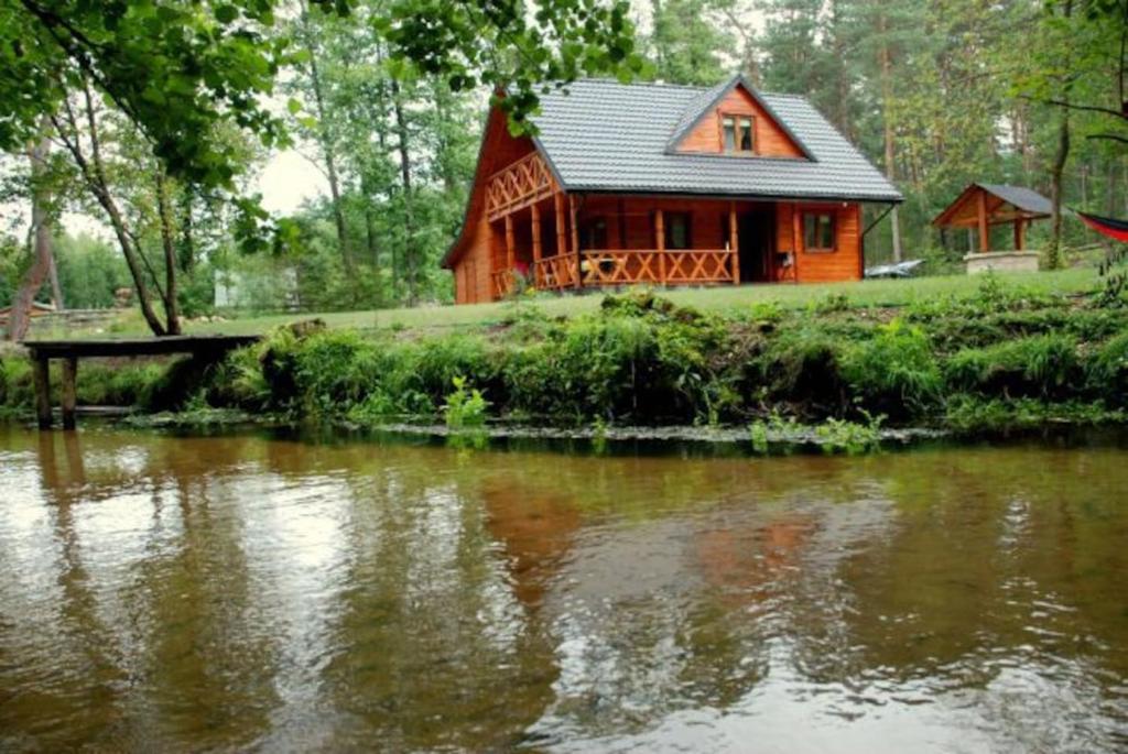SusiecDomek na Szumach的河边的小木屋,有房子