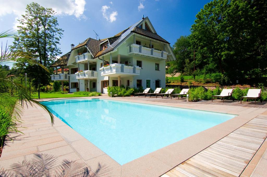科拉尔博Villa Anina的一座大房子,前面设有一个游泳池