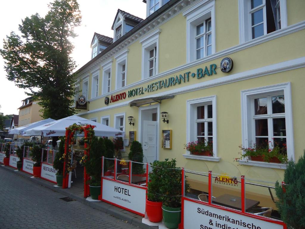 马格德堡Hotel Deutsches Haus Restaurant Olympia的一条街道上,前面有植物的建筑