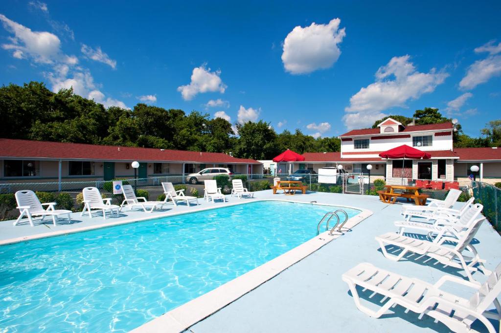 萨默斯波因特萨默斯波恩特伊克诺米汽车旅馆&套房酒店的一个带躺椅的游泳池,一个度假村
