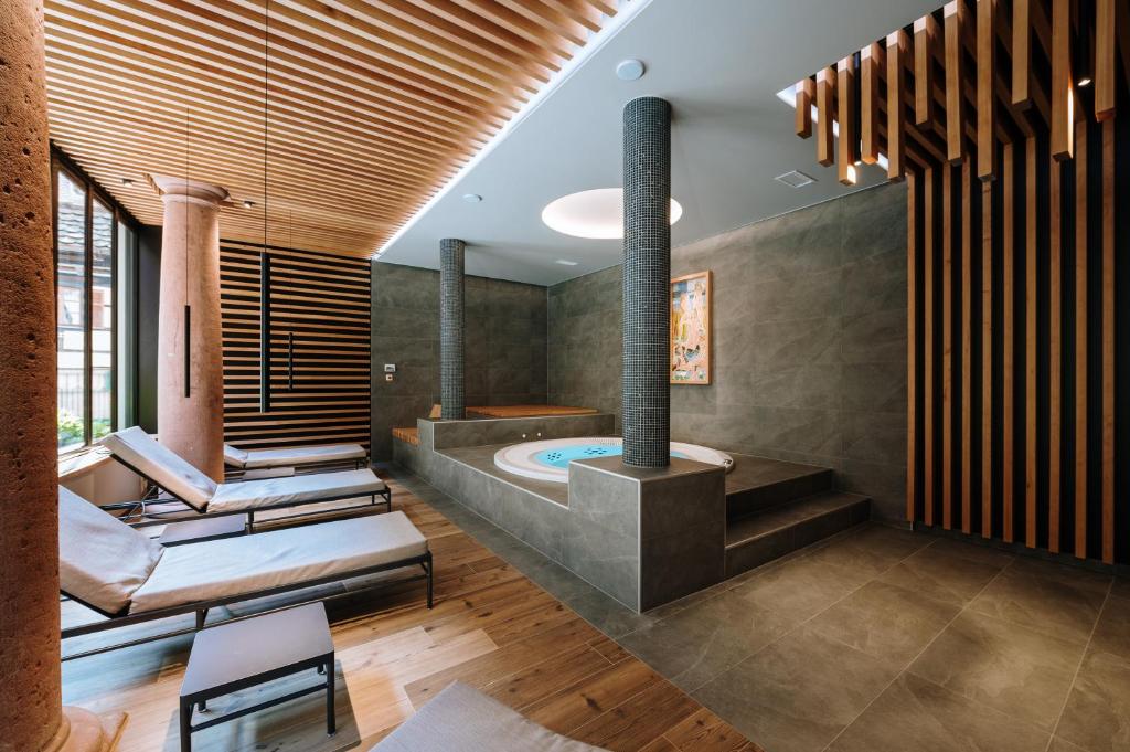 希伯维列德拉图尔酒店的一间带小型游泳池和浴缸的浴室