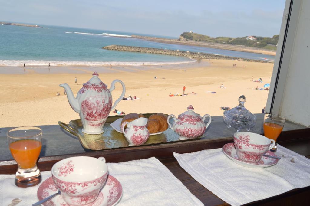 圣让-德吕兹Ayenac的一张带茶具的桌子,享有海滩美景