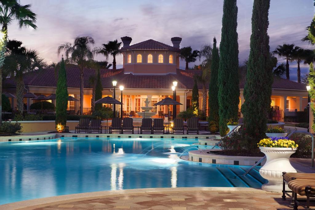 奥兰多沃尔德科斯特奥兰多酒店的一座在晚上设有游泳池的大房子