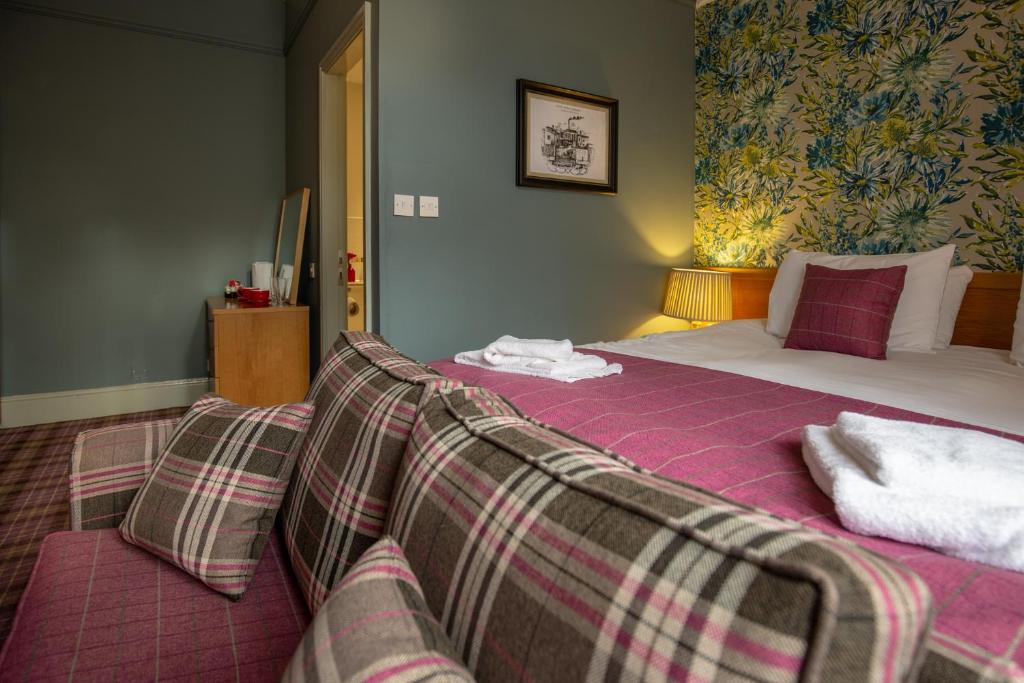 曼彻斯特Woodthorpe Hotel的一间卧室配有一张床和一张沙发