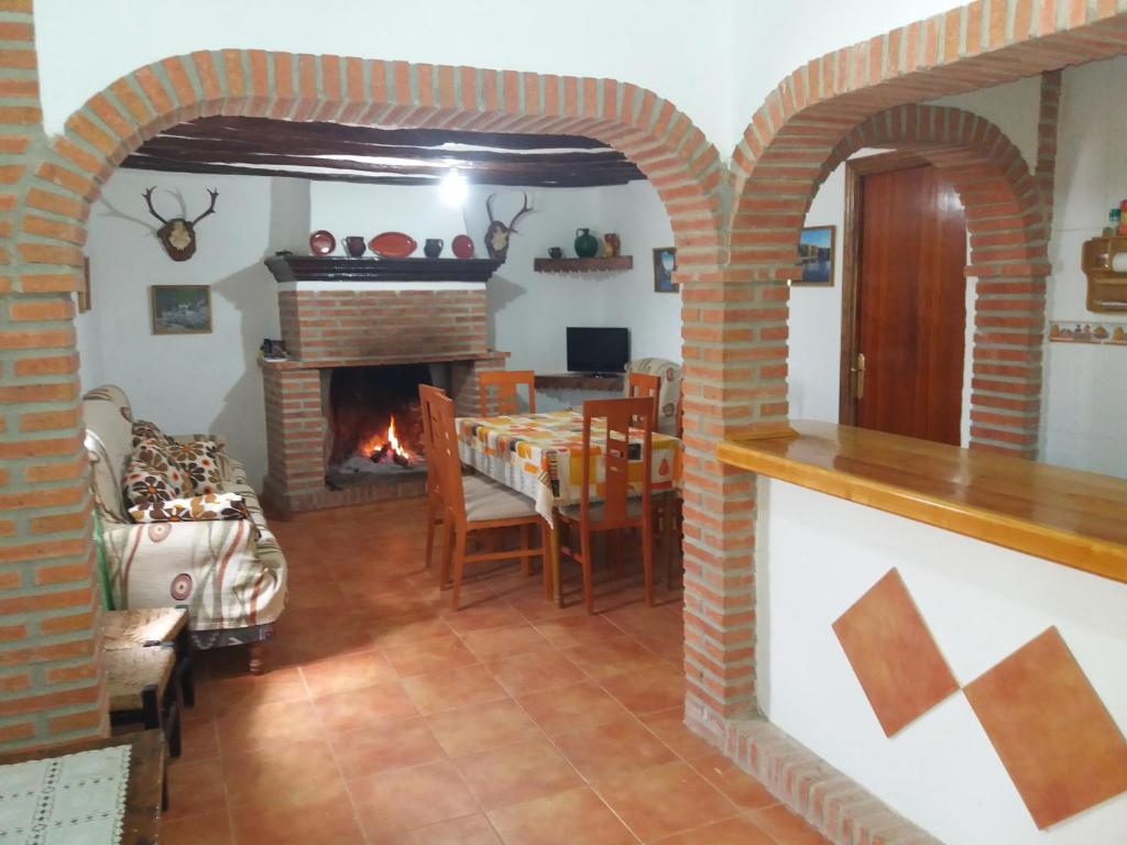 SilesALOJAMIENTO RURAL SILESNATURA的客厅配有桌子和壁炉