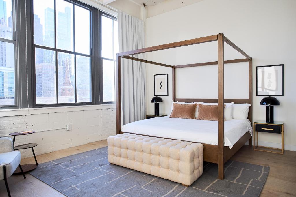 费城Sonder at Sixteen Hundred的一间卧室设有一张天蓬床和大窗户