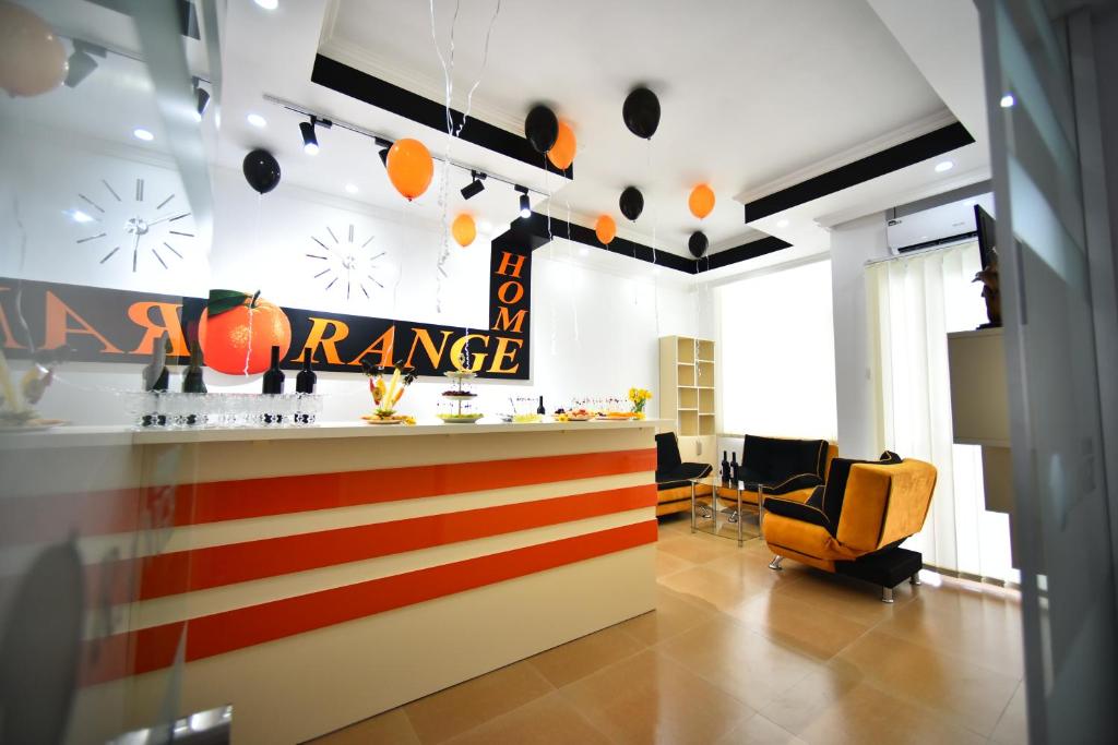 巴统Orange Home Hotel的墙上有橙色标志的办公室大厅