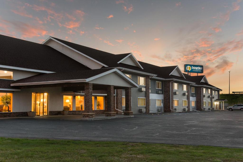 苏必利尔Boarders Inn & Suites by Cobblestone Hotels - Superior/Duluth的停车场酒店 ⁇ 染