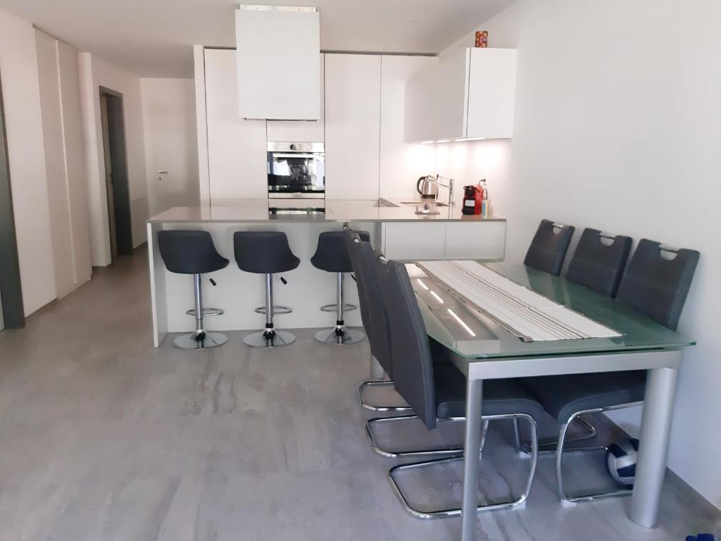 贝林佐拉GaLa Appartamento的一间厨房,里面配有桌椅