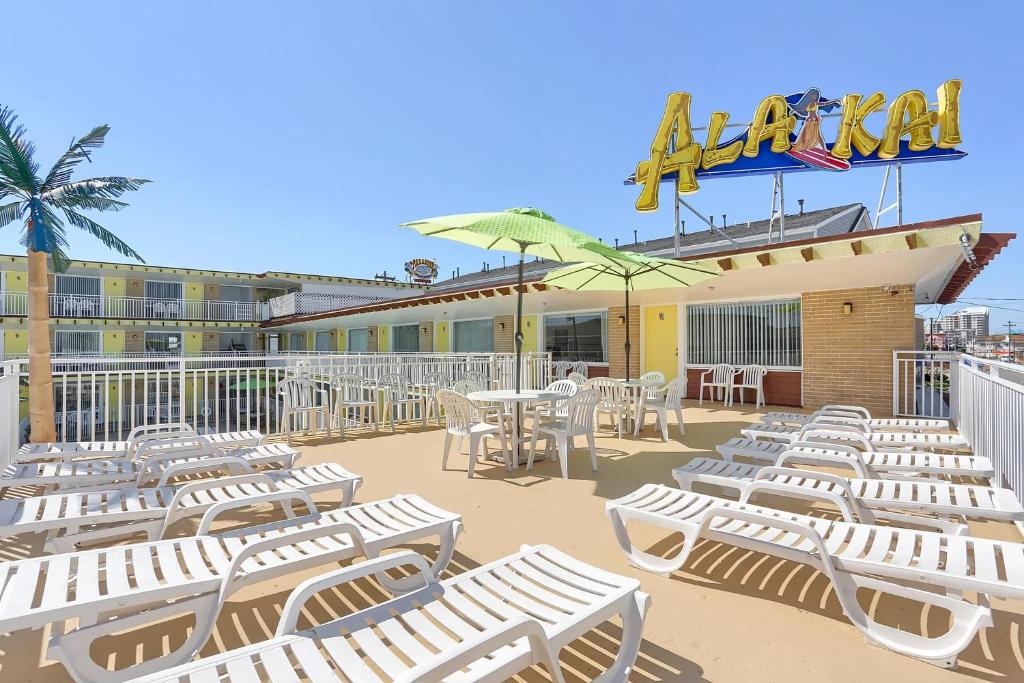 威尔伍德克拉斯特Ala Kai Resort Motel的庭院里摆放着一组白色的桌椅