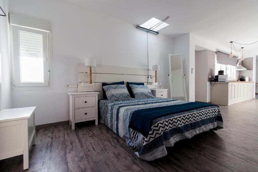 加的斯Apartamento Loft Sopranis的白色的卧室设有床和窗户