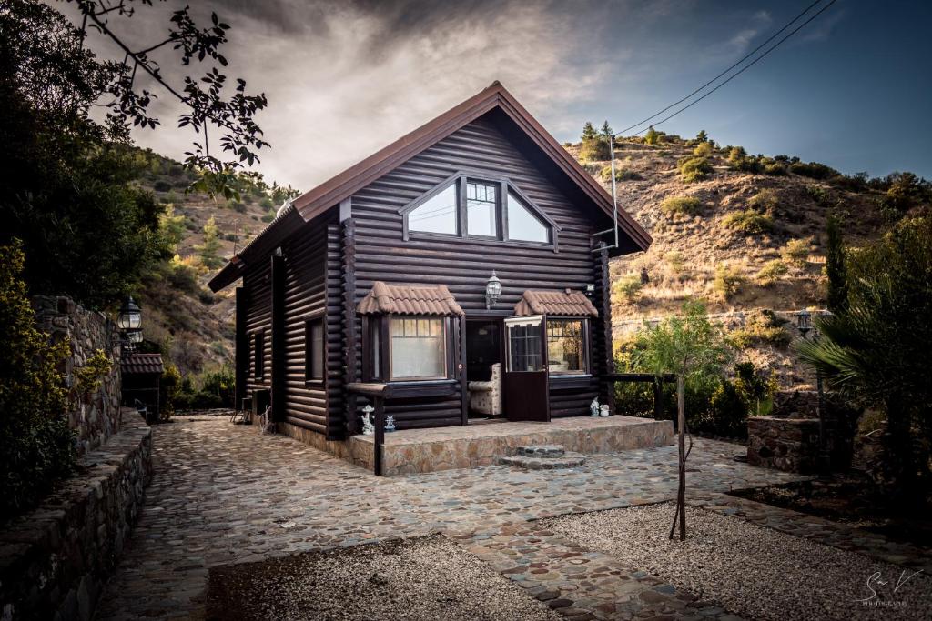 Gourri*2 bdr log house /mountains/Queen bed/fireplace的一座山地木屋