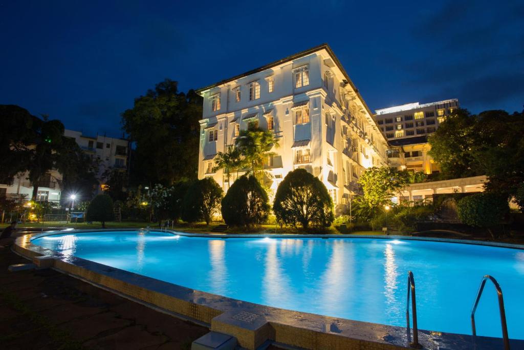 康提瑞士酒店的一座游泳池,在晚上在建筑物前