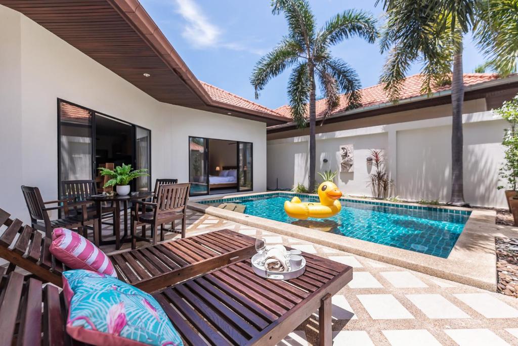 南芭堤雅AnB poolvilla 2BR with private beach in pratamnak的一座房子中间带橡皮鸭的游泳池