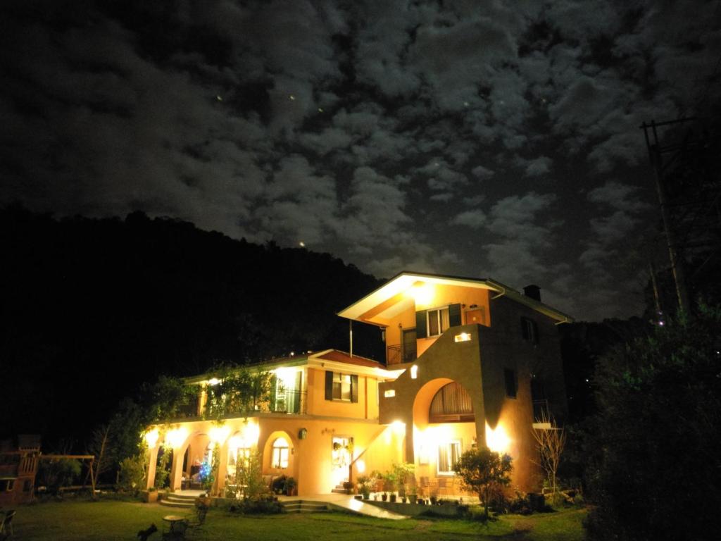 埔里布拉姆索乡村民宿的一座在晚上有灯的大建筑