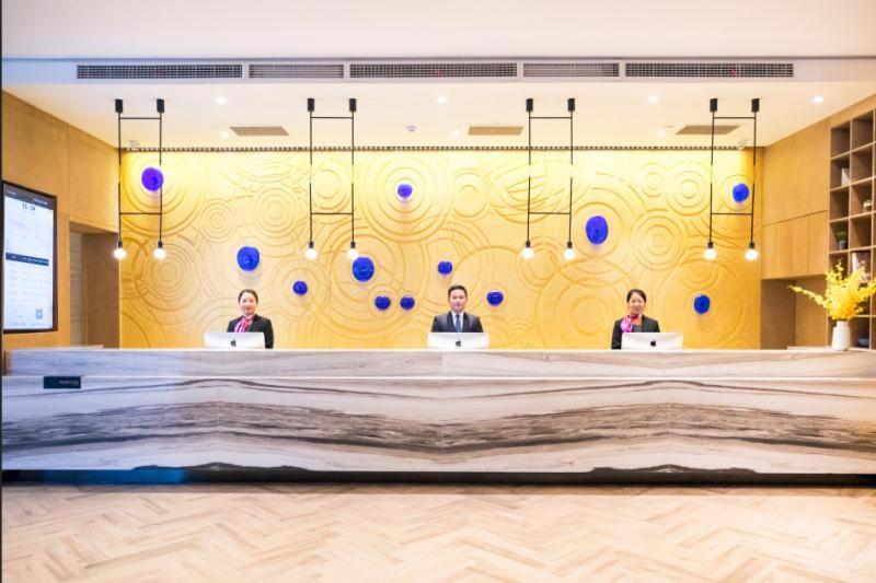 淮北淮北政府广场亚朵酒店的一群三人坐在一个房间里桌子旁