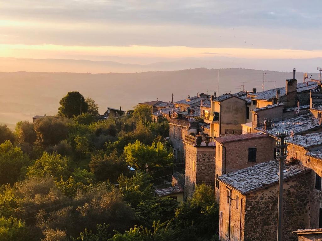 蒙塔尔奇诺Tuscany View Montalcino的日落时分城市的概览