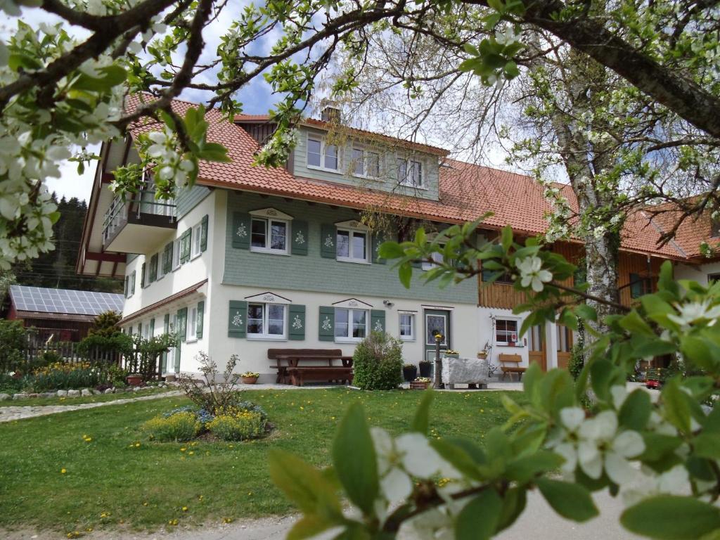 阿尔戈伊地区伊斯尼Rosenhof的一座大型白色房屋,设有红色屋顶