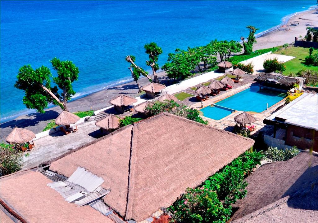 圣吉吉太平洋海滩别墅酒店的享有度假胜地的空中景致,设有游泳池和海洋
