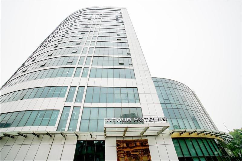 广州广州粤侨亚朵酒店的一座大型办公楼,上面有标志