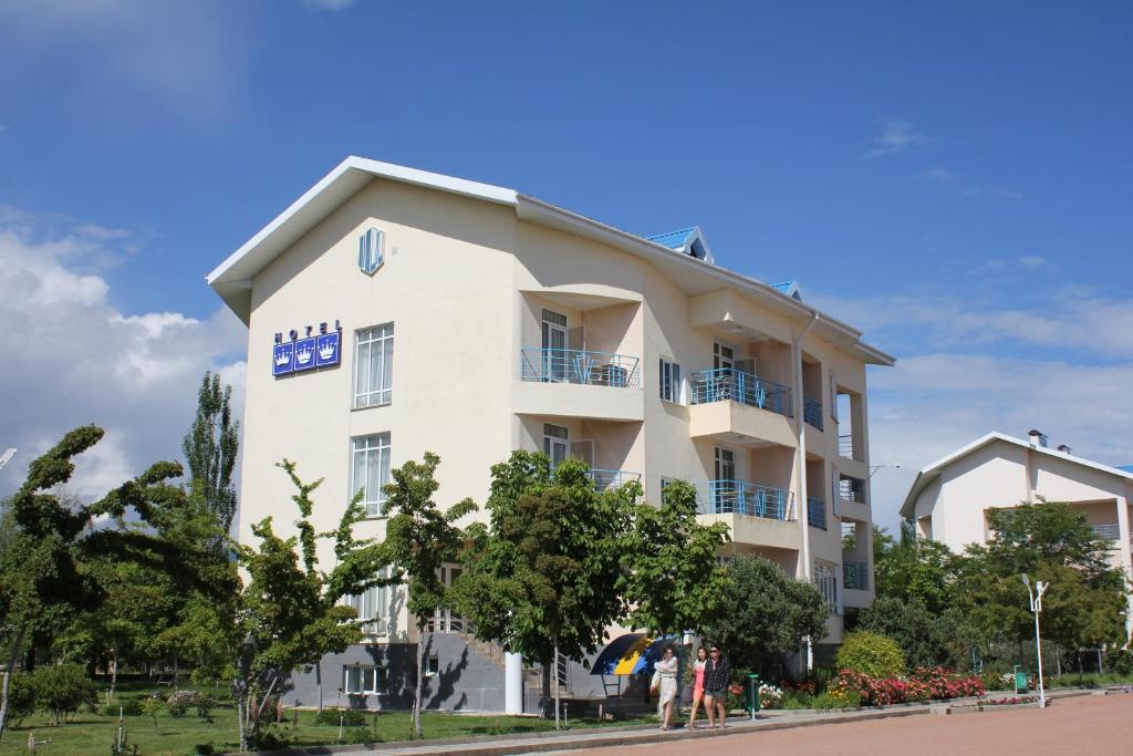 乔尔蓬阿塔特里科尼酒店的前面有树木的白色建筑
