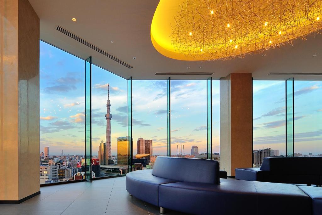 东京浅草雷门休雷克盖特酒店的一间享有城市美景的客厅