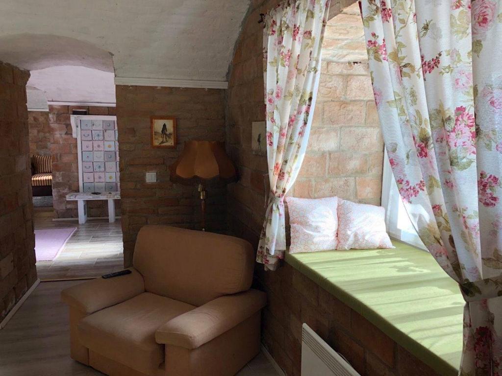 诺茨瓦约Kakukkfu Barlang-Vendeghaz的客房设有床、椅子和窗户。