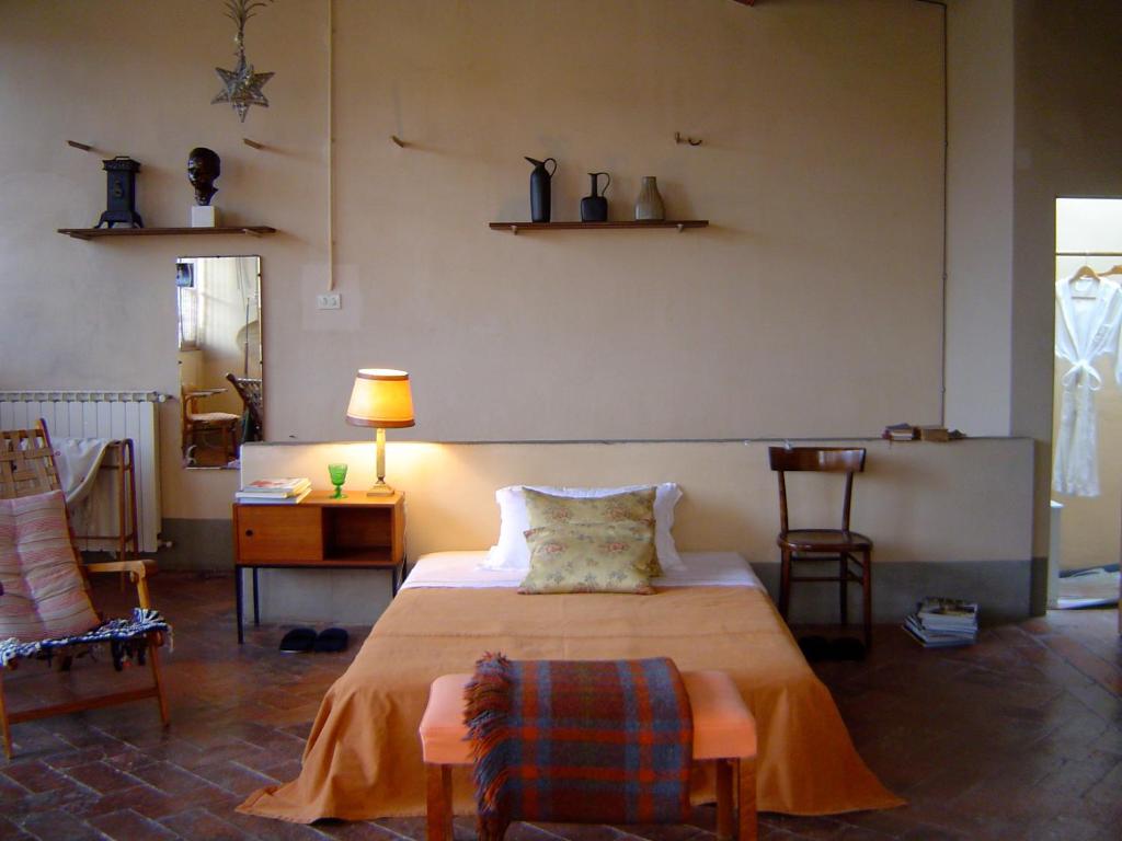佛罗伦萨勒翠斯坦兹酒店的卧室配有一张床和一张桌子及椅子