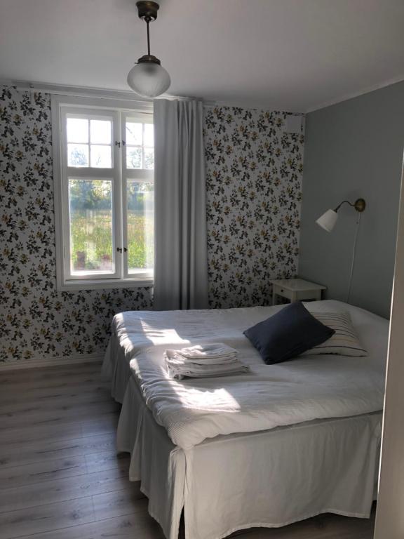 勒托普Pensionat Haga Öland的一间卧室设有一张大床和窗户
