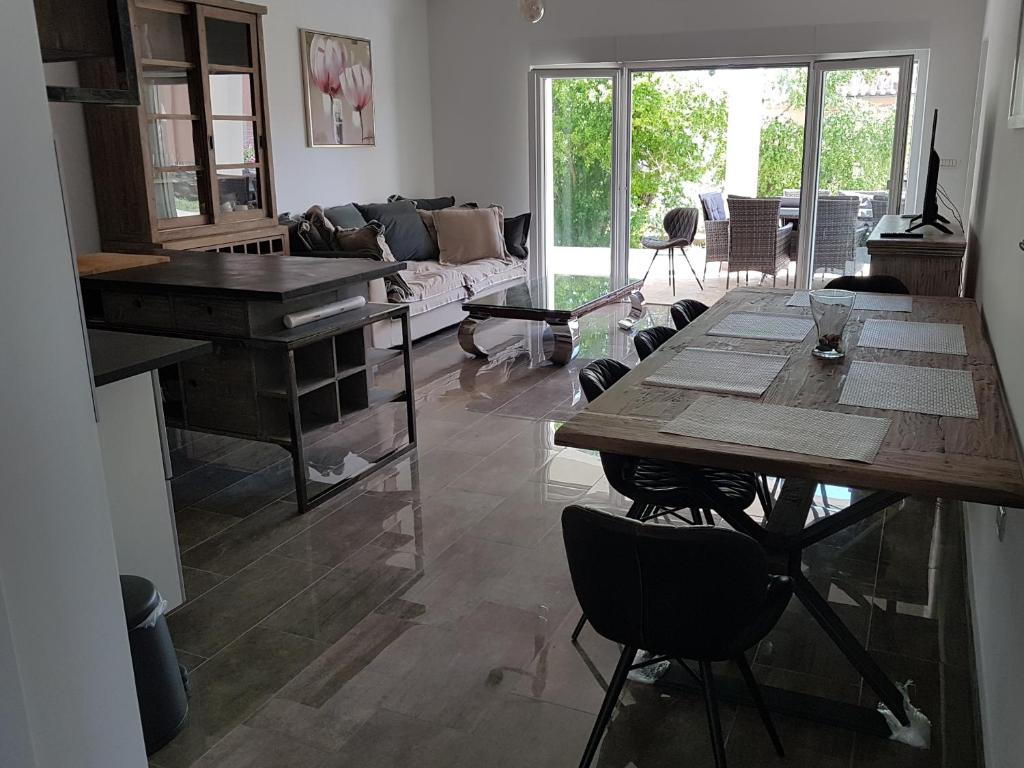 梅杜林Villa Iva的客厅配有桌子和钢琴