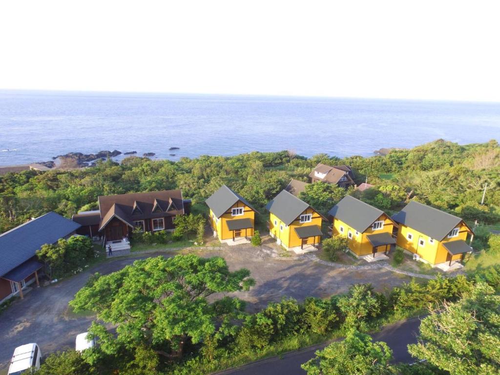 屋久岛TIDA Resort Yakushima 旧 屋久島海の胡汀路てぃーだ的背景中海洋的房屋的空中景观