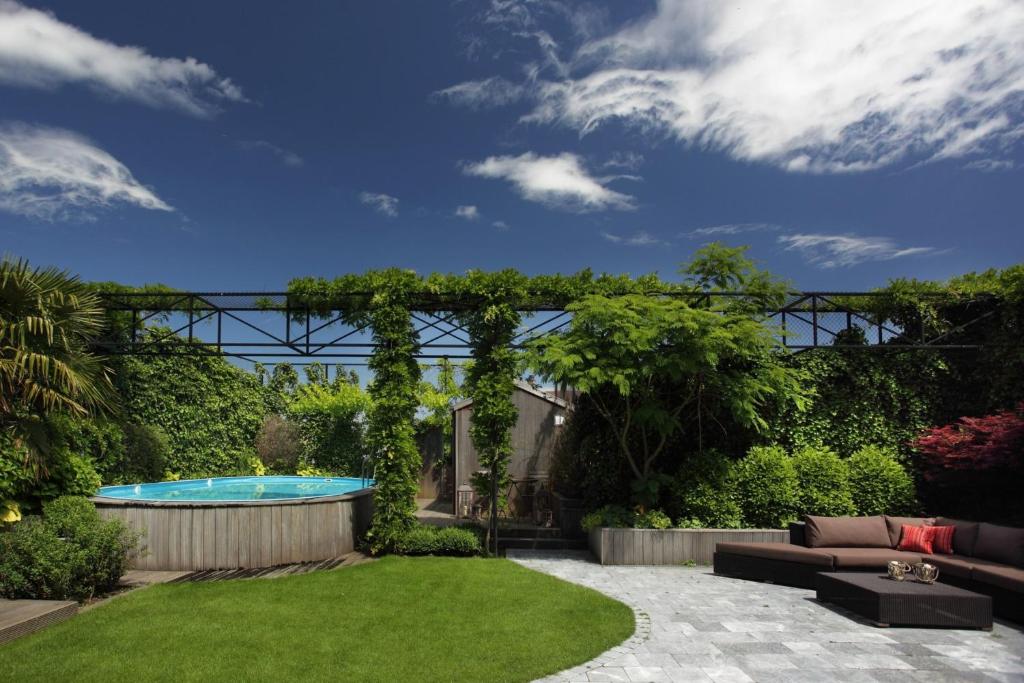 洛默尔庭院酒店的一个带游泳池和凉亭的花园