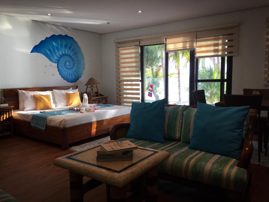 长滩岛357长滩岛度假村 的客厅配有床和沙发