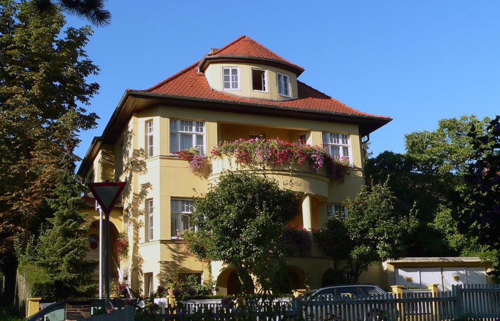 魏玛裴森吉塞拉别墅的黄色建筑,屋顶红色,花朵花