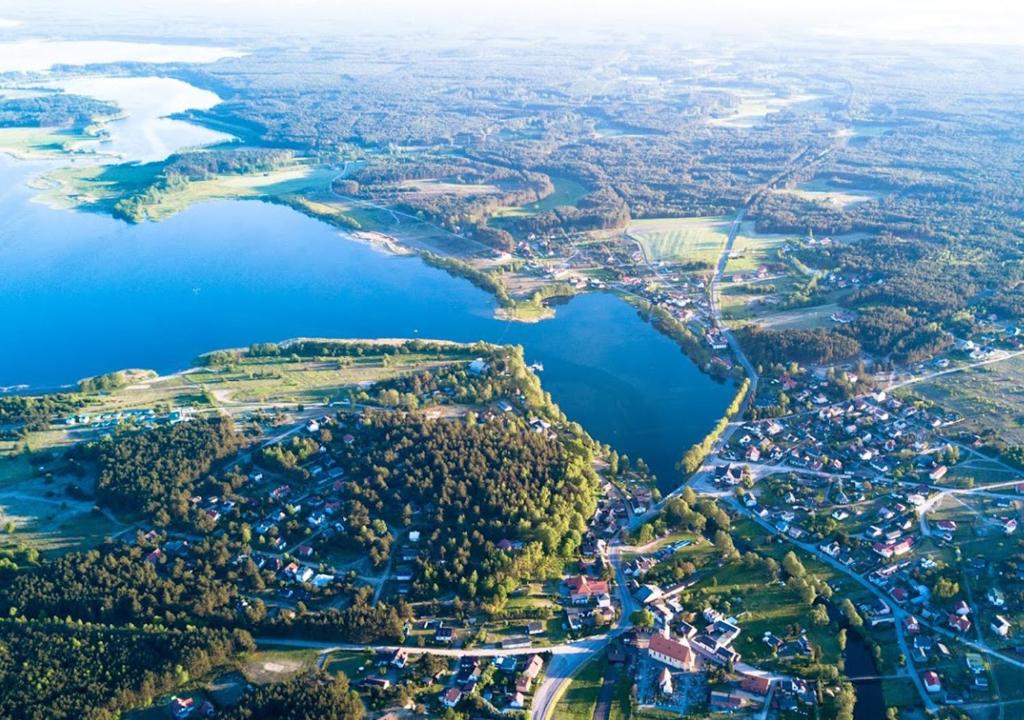 斯沃尔纳加西耶Camping Swory的享有城市和湖泊的空中景致