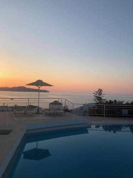 卡拉马基Terpsichori villa and apartments的一座享有日落美景的游泳池