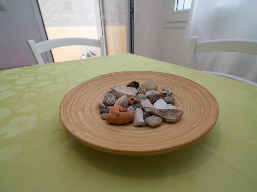 大洛希尼Apartment Tena的桌子上的一块岩石