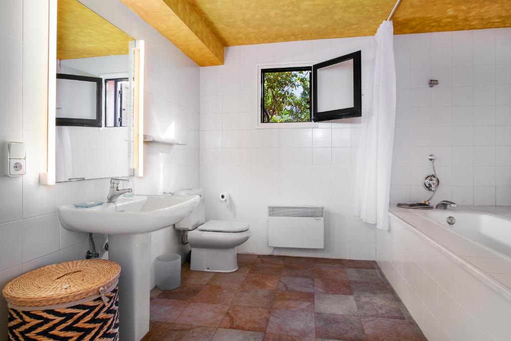 巴古尔La Caleta的浴室配有盥洗盆、卫生间和浴缸。