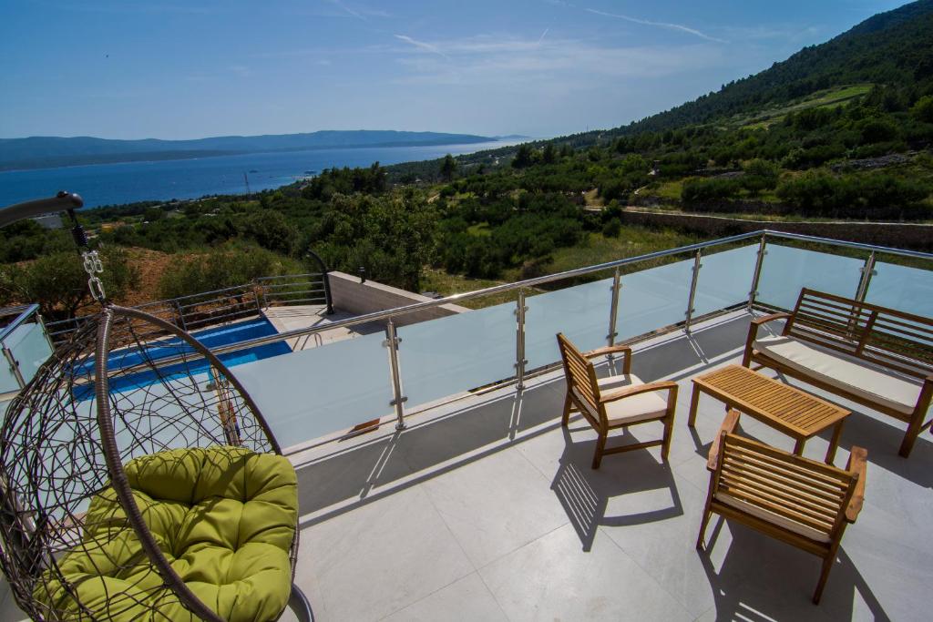 波尔Villa Nikola - big terrace apartments的享有水景的阳台