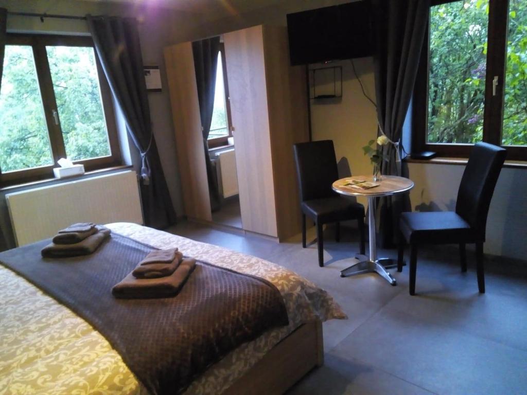 艾瓦耶Votre Horizon的卧室配有一张床和一张桌子及椅子