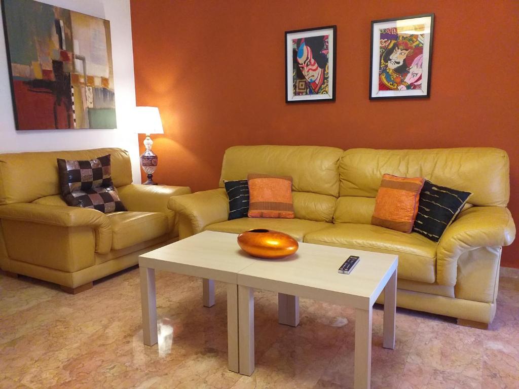 阿尔么丽亚Arrecife de las Sirenas的客厅配有沙发和桌子