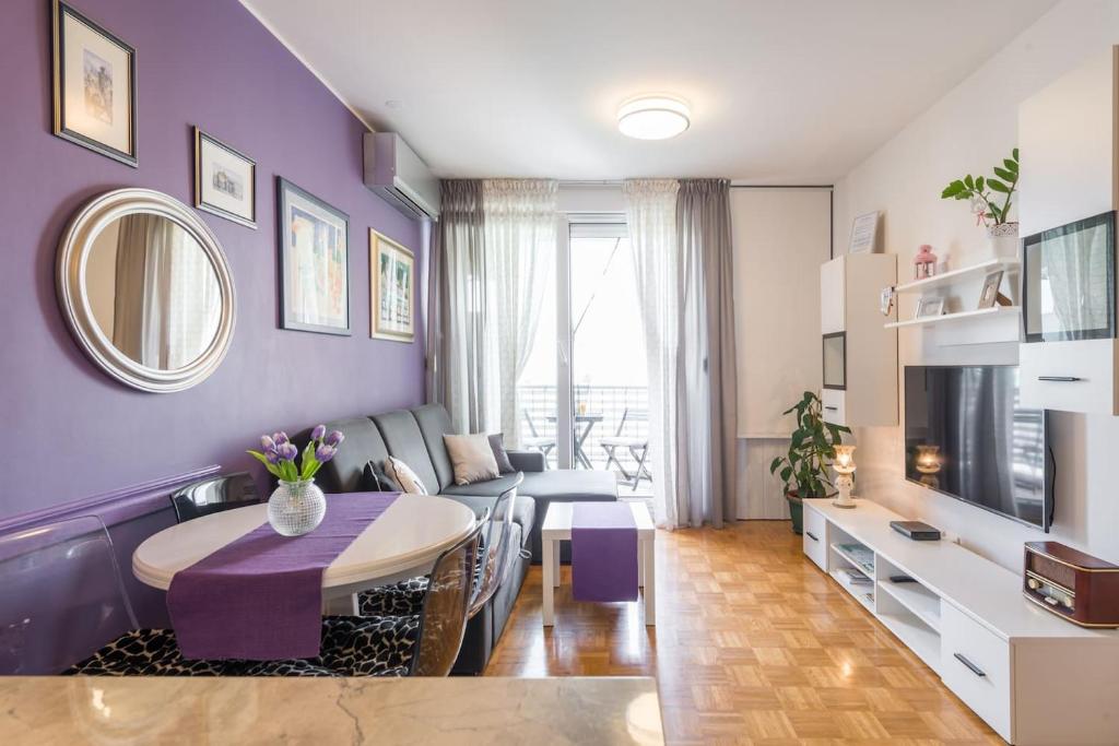斯普利特Apartman "Bubi"的紫色的客厅配有桌子和沙发