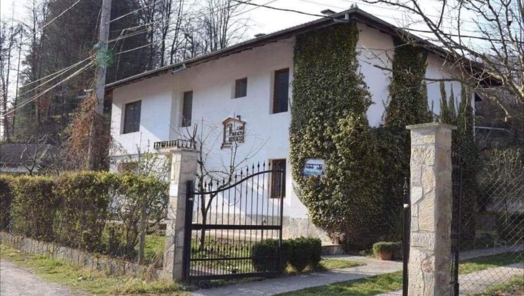 里巴里卡Вила Керенски的白色的房子,门上常有常春藤
