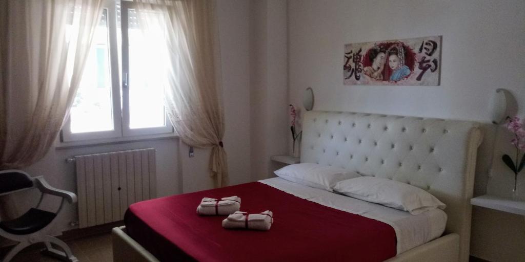 HermadaCasa Vacanze Terracina的一间卧室配有一张床,上面有两条毛巾