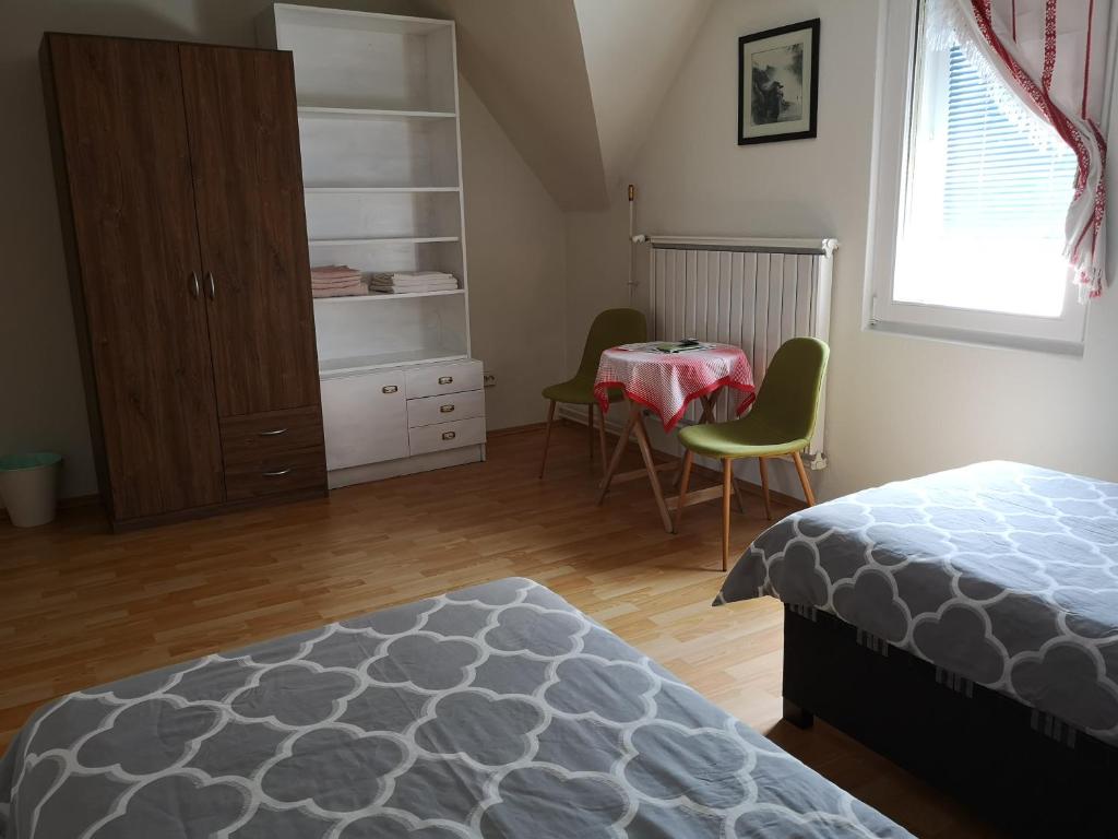 布达佩斯Family room for 4-6 person的卧室配有一张床和一张桌子及椅子