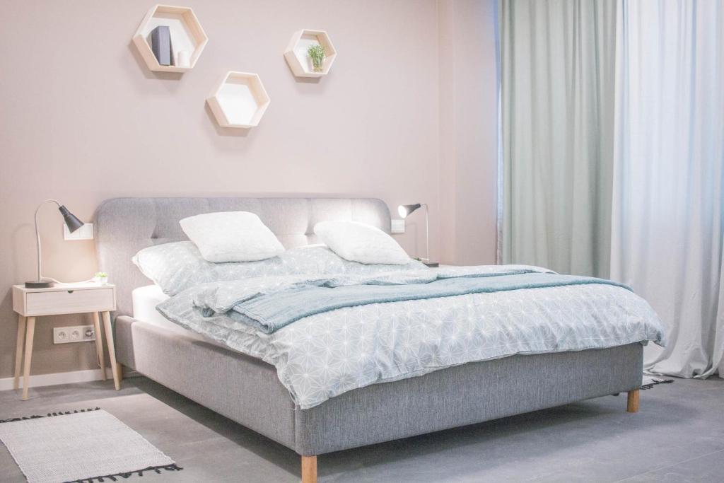 拉贝河畔乌斯季CMYK Ústí nad Labem的一间卧室配有一张带蓝白色毯子的床